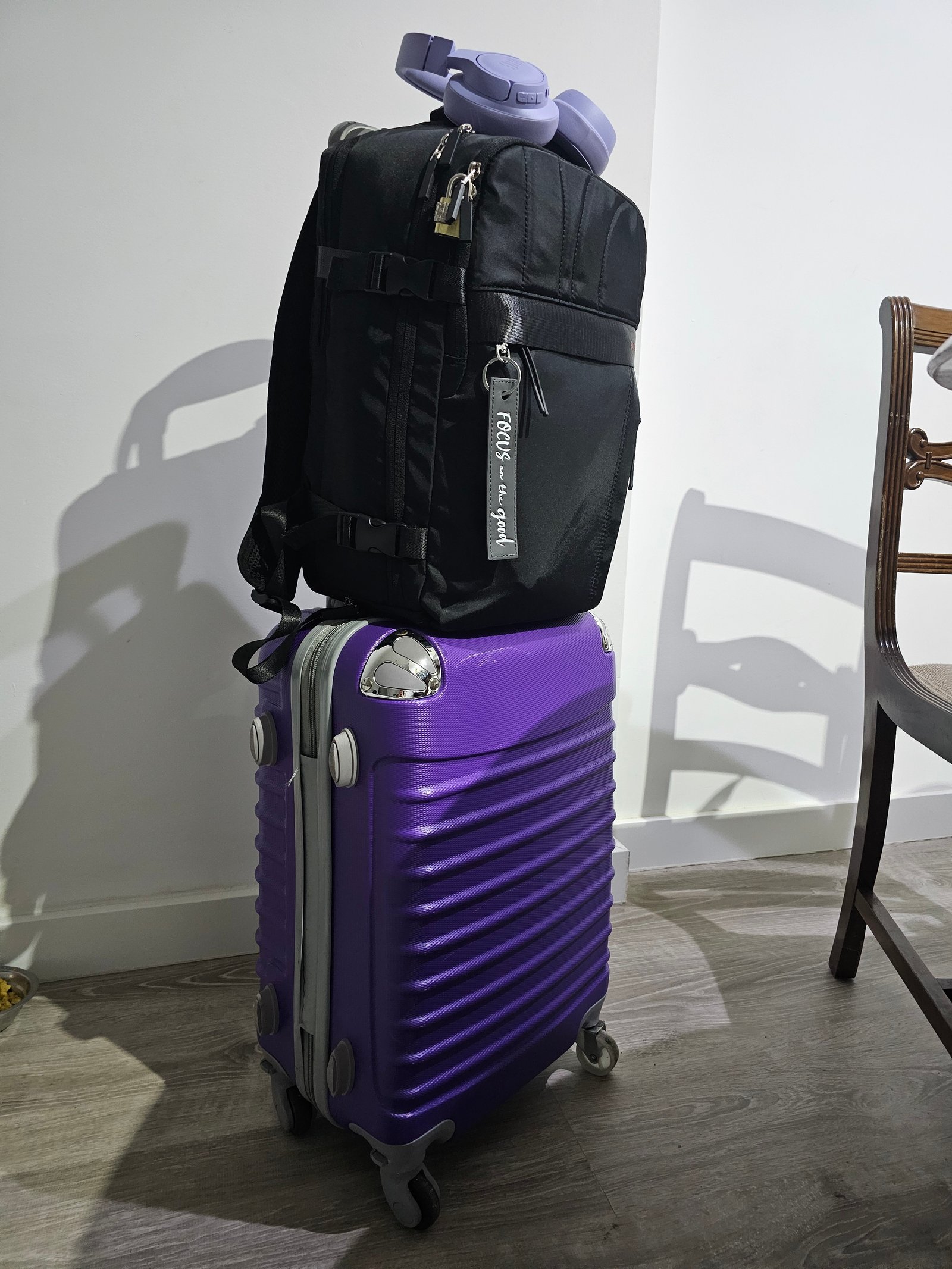 Mochila e mala de cabine prontas, no começo da vida nômade