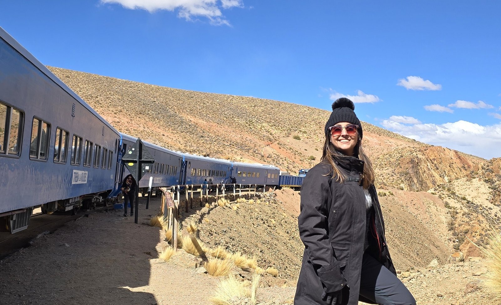 Agasalhada para o frio a 3.775 metros de altitude, ao lado do Tren a las Nubes